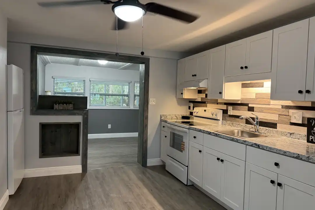 525 NE Crystal St - View 5