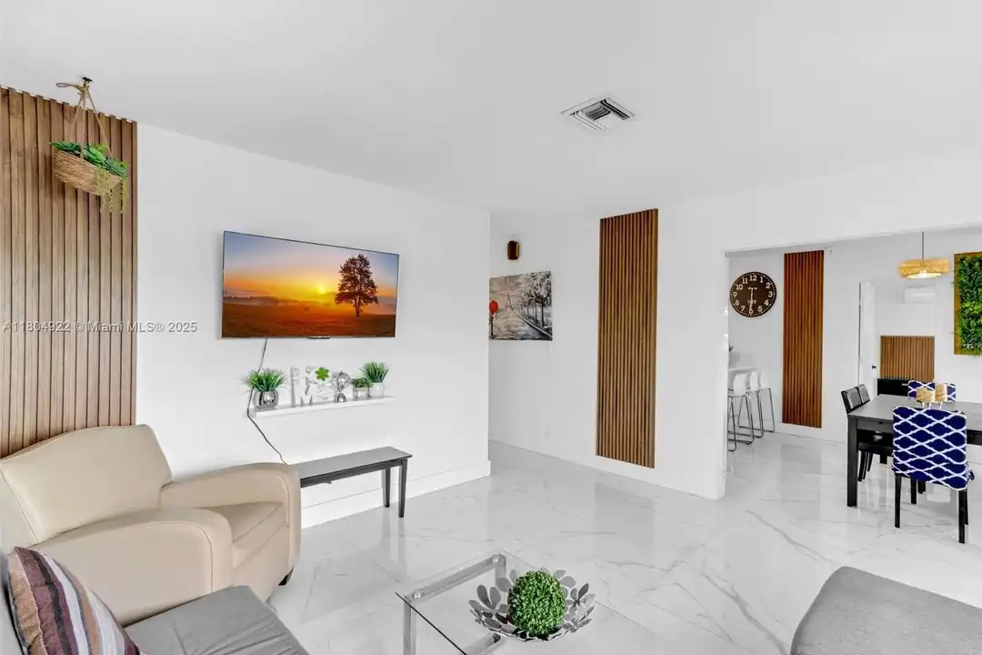 421 W Pembroke Rd #0 - View 3