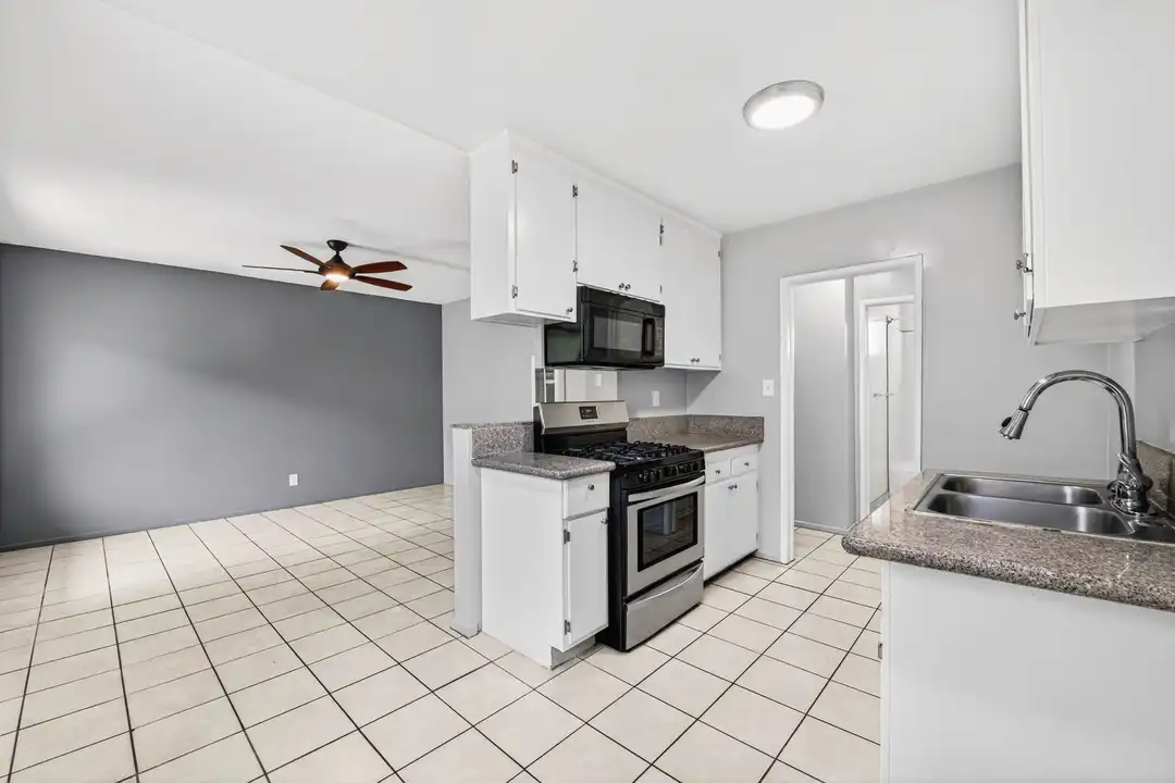 210 E 29th St unit 02 - View 6