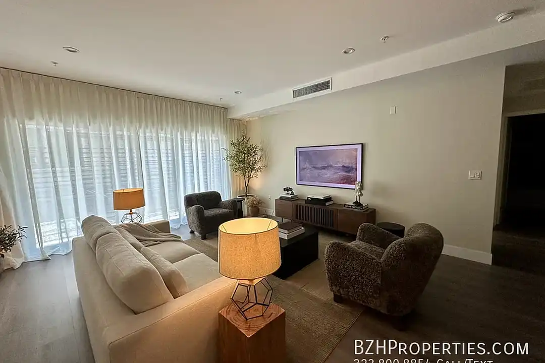 Apartment in West Hollywood - View 4