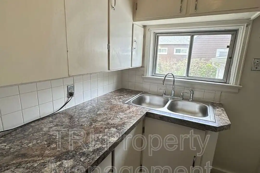 2224 9th Ave - More