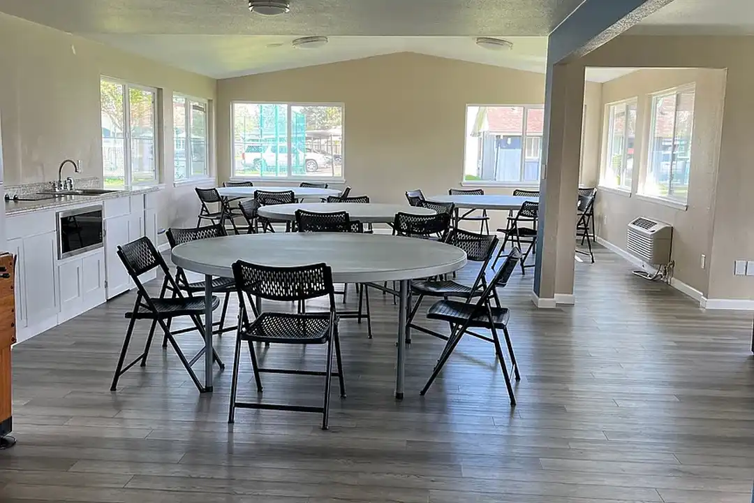 Churchill Village Apartments – photo 1