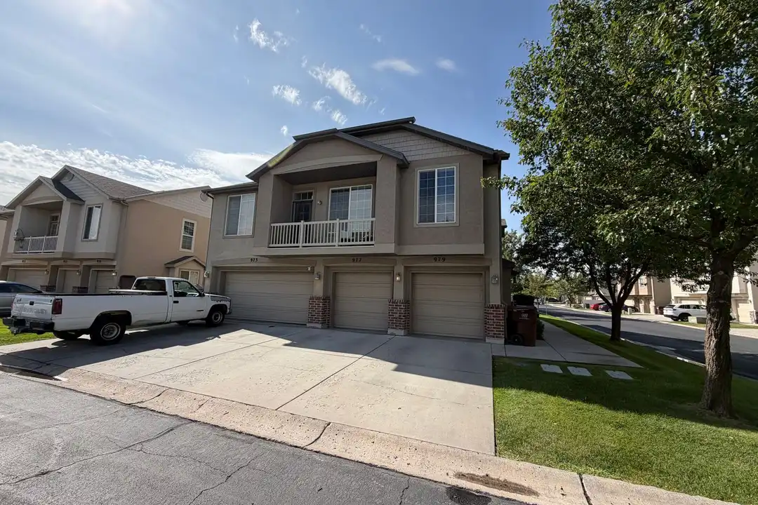 977 Chelsea Ln – photo 1 of 32