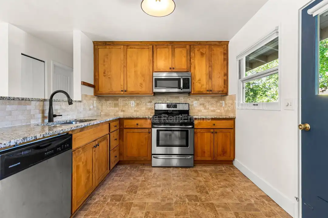 7676 N Mississippi Ave - More