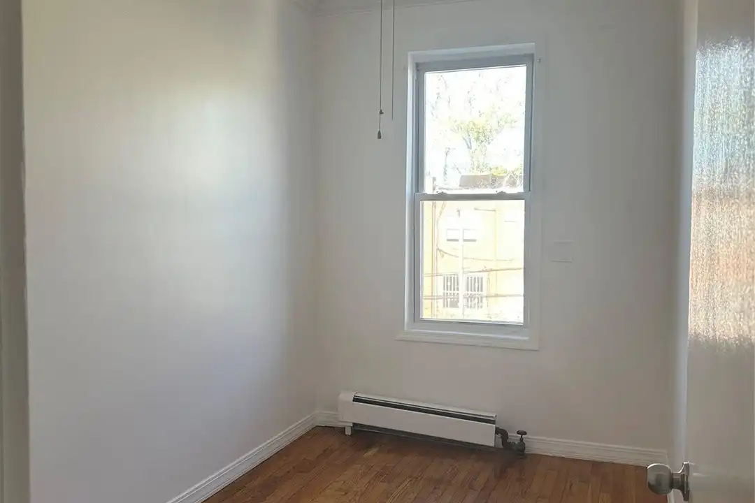 Apartment in New York, Jackson Heights, Queens - View 3