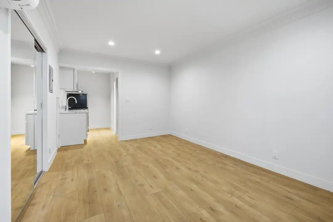 Apartment in Los Angeles, Pico-Union - View 4