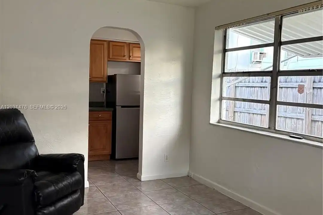 House in Hollywood - View 5