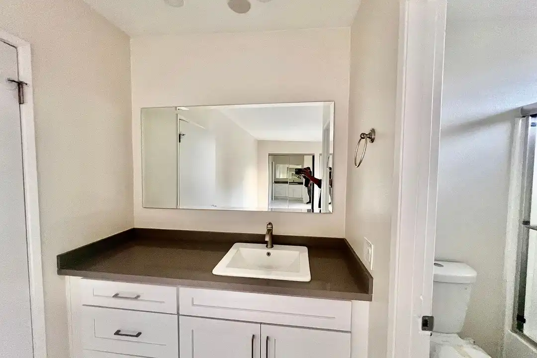 Apartment in Los Angeles, Lake Balboa - More