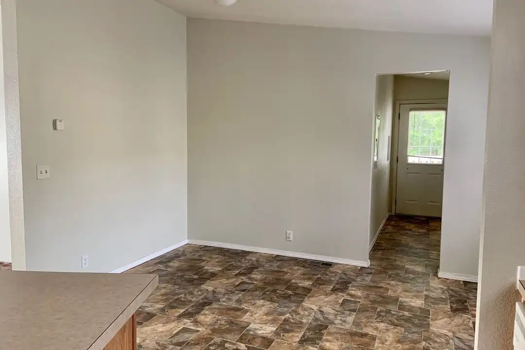 Apartment in Klamath Falls - View 4