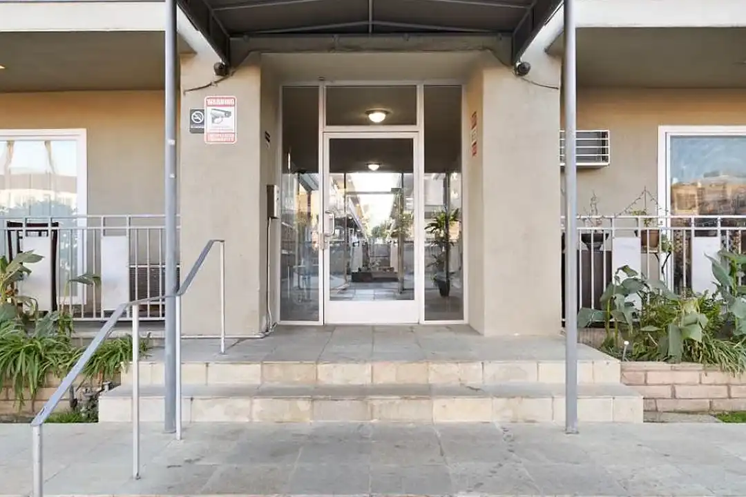 Tarzana Courtyard - View 2