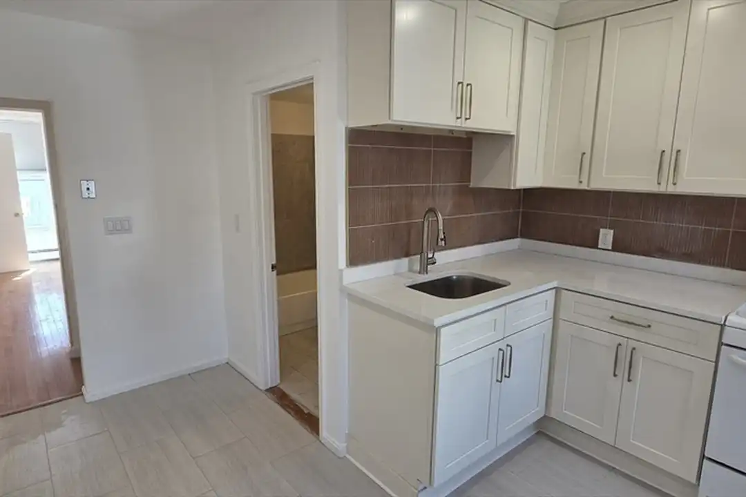 206 Chelsea St unit 2 - Më shumë