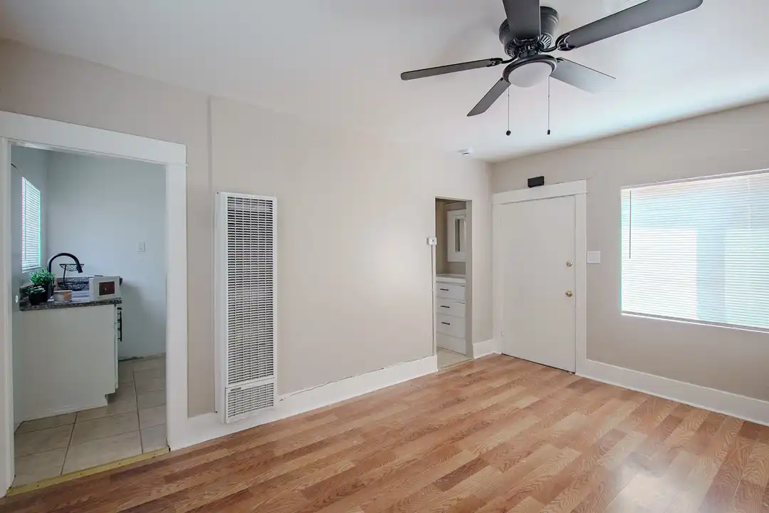 Apartment in Long Beach - View 3