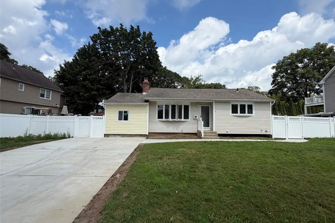 3 Grand Haven Dr – photo 1 of 16