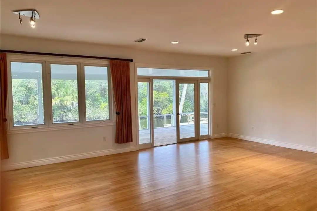625 SW Salerno Rd - More