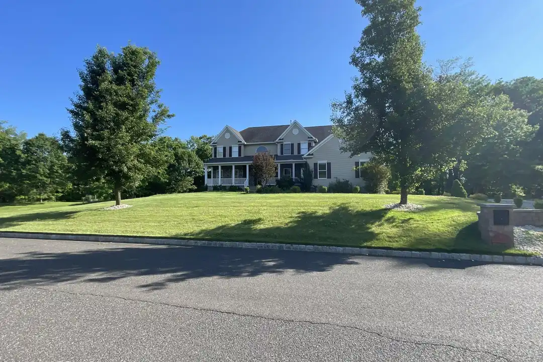 15 Hope Dr – photo 1 of 32
