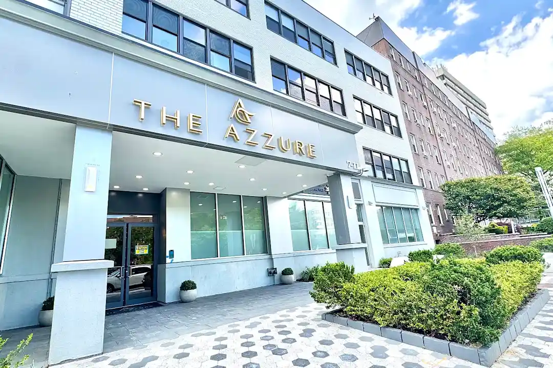 レオナルド・ウェーバー　[ WHITE  PLAINS , NY ] The Azzure - 7-11 S Broadway - White Plains, NY | Rent.