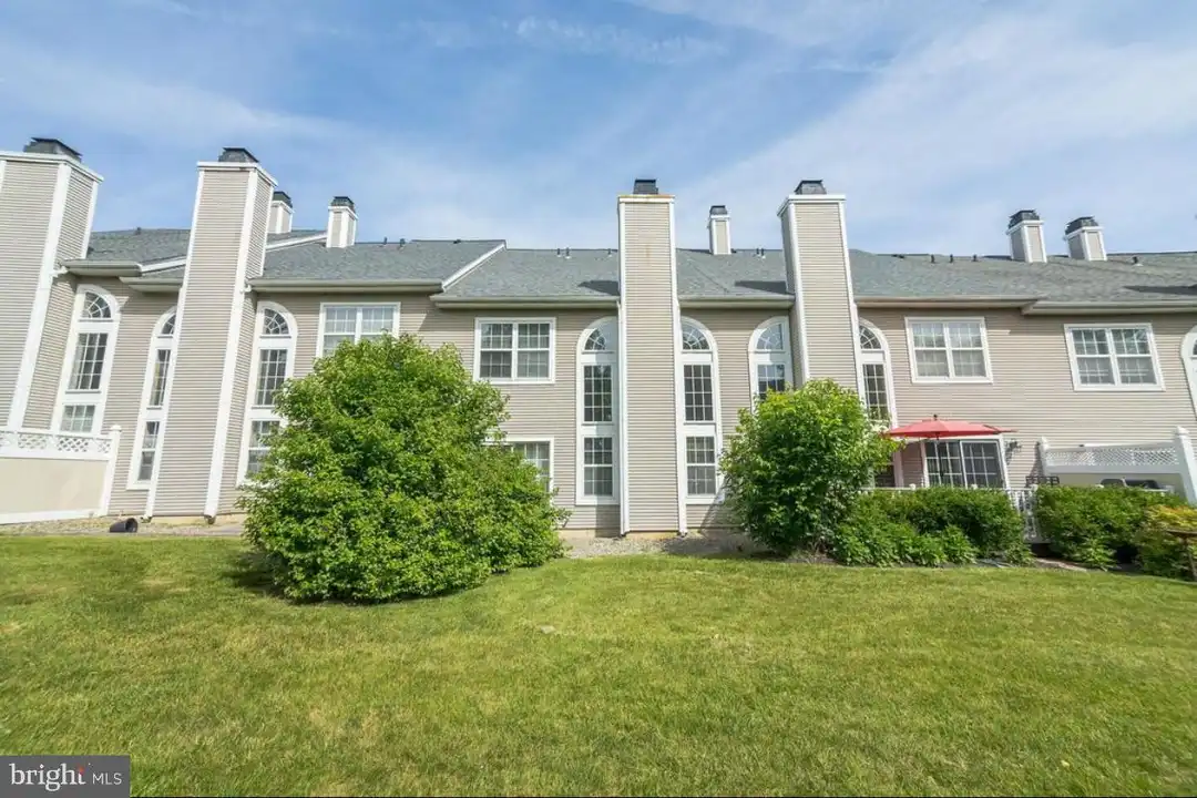 207 Lookout Pl - View 2