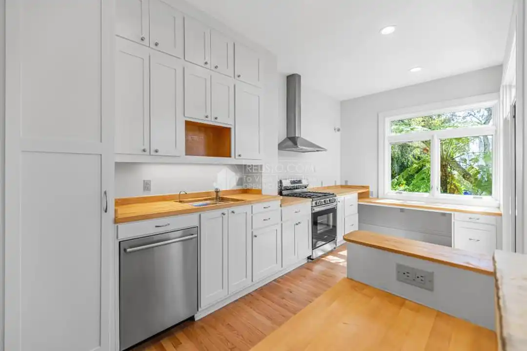 569 Capp St - View 3