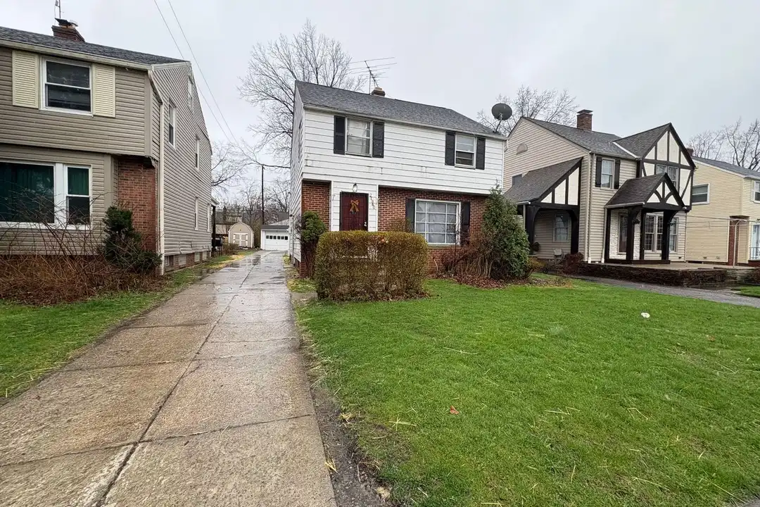 21860 Roberts Ave – photo 1