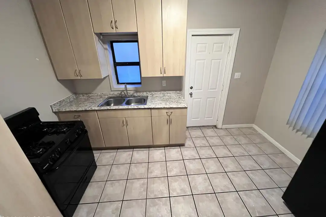 2620 N Stone Ave unit 2 - View 2