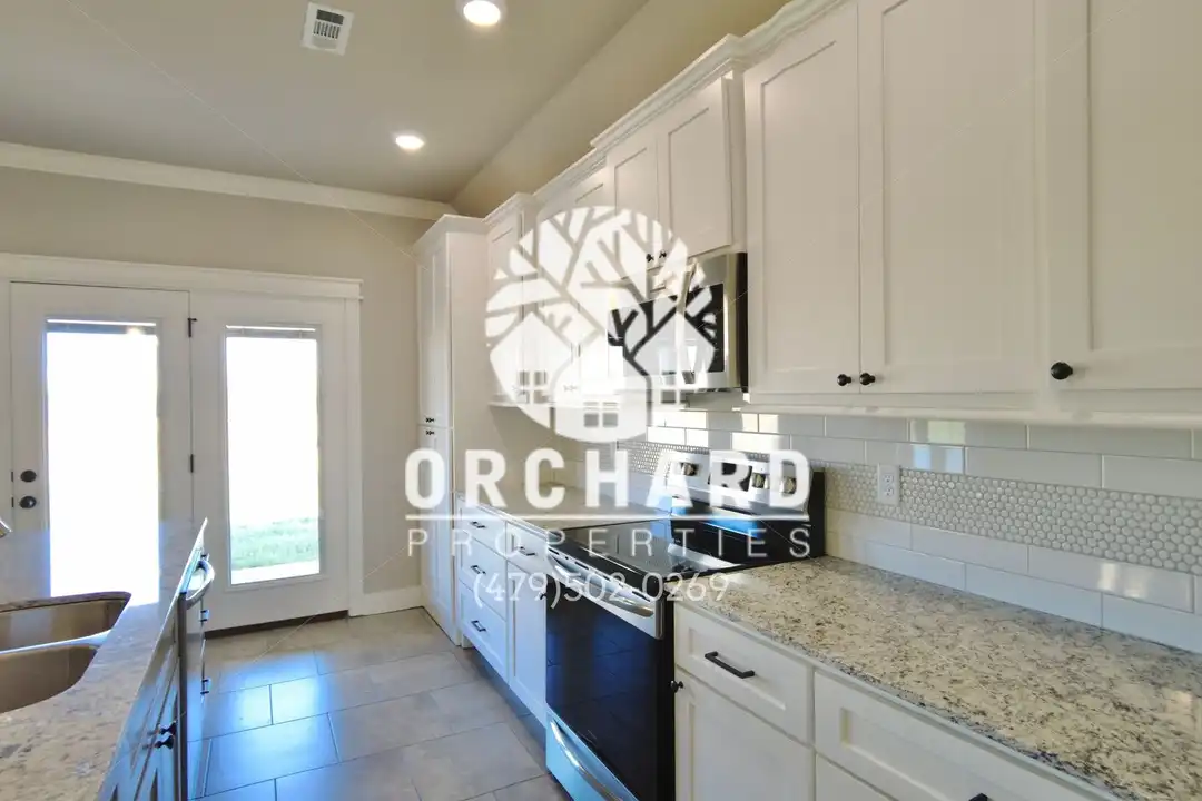 1036 Arden St - More