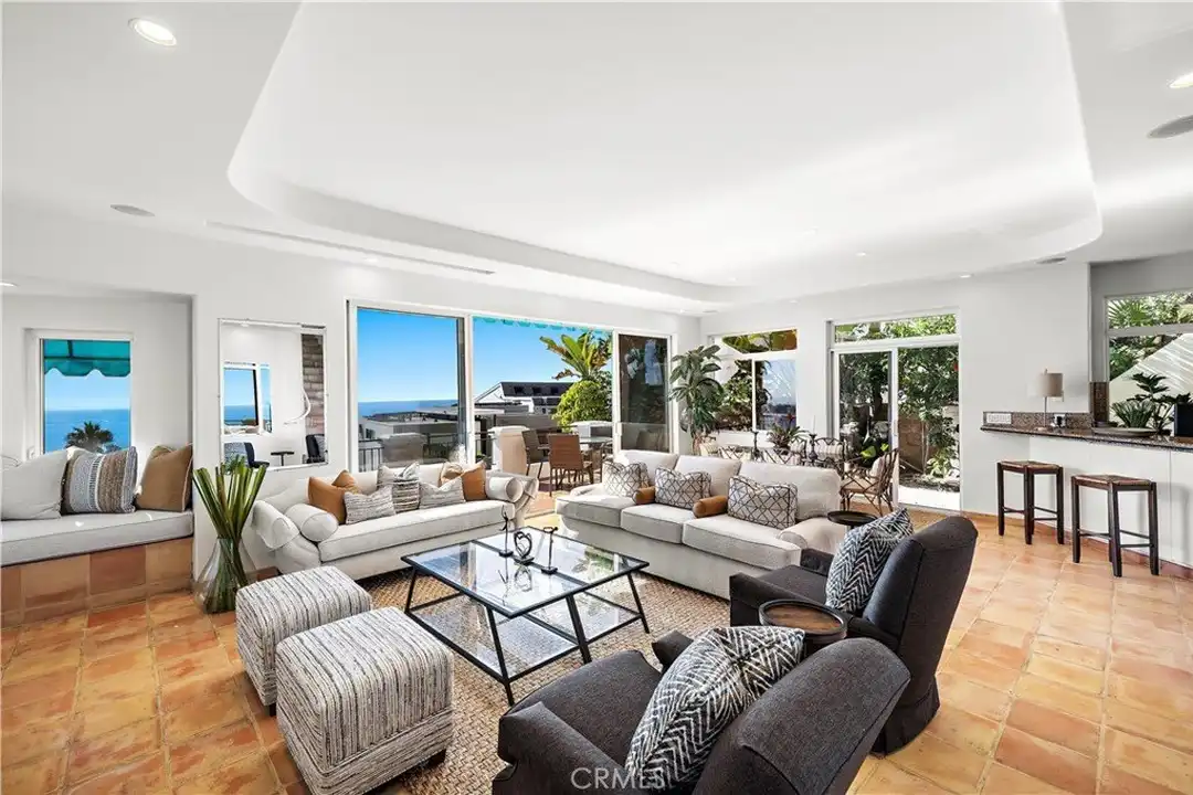 1050 Skyline Dr - View 4