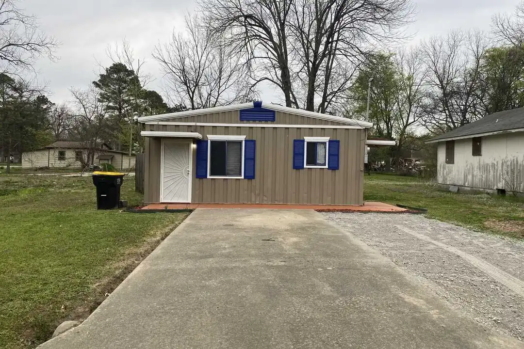 513 SW 3rd St – photo 1 of 19
