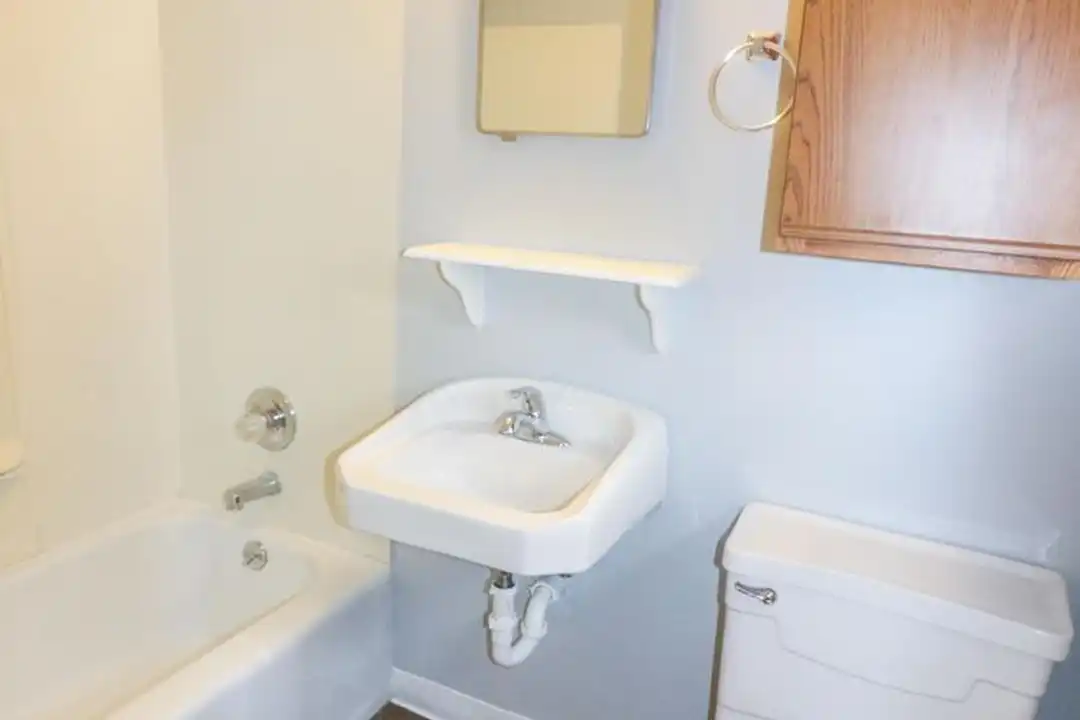 2103 Green Ave unit 3 - More