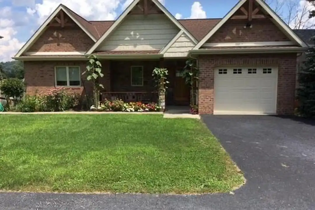 320 Lakeside Dr N – photo 1 of 25