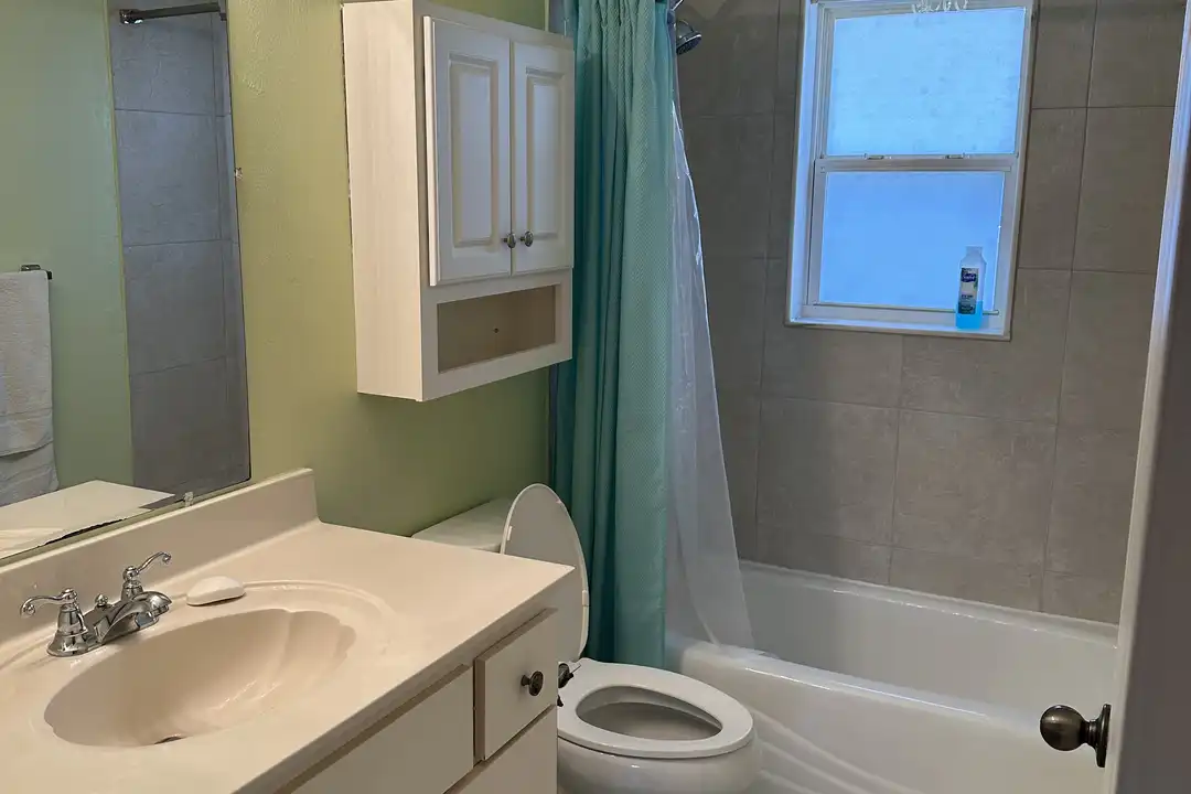 1355 Hiawatha Ave - More