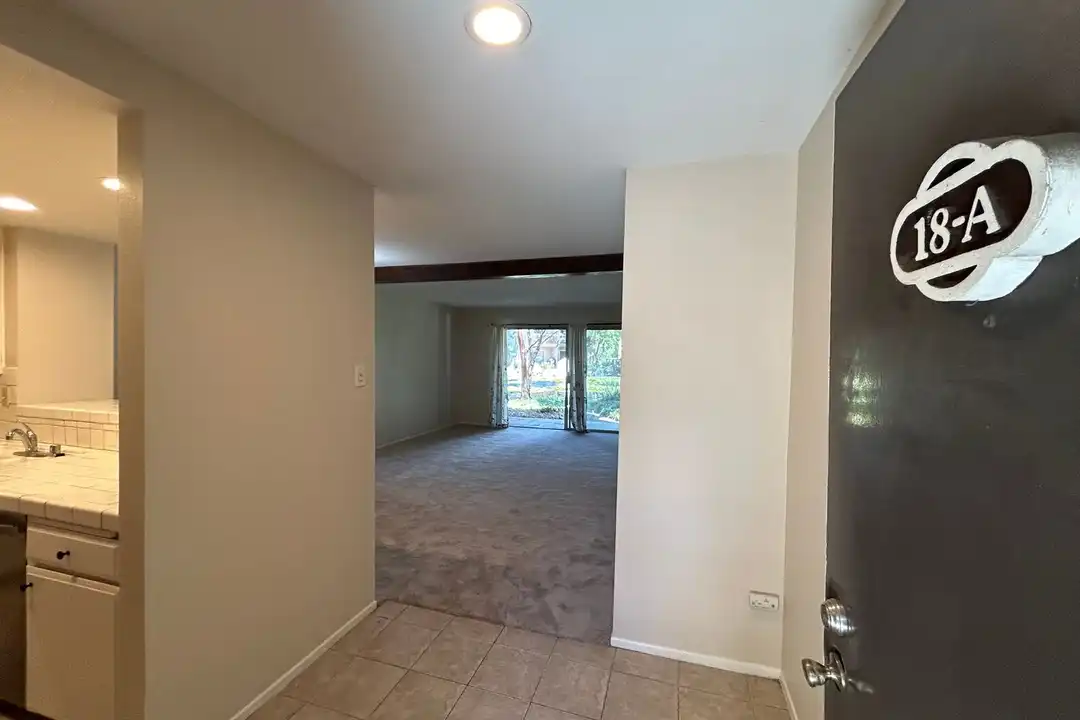 Apartment in Long Beach - View 4