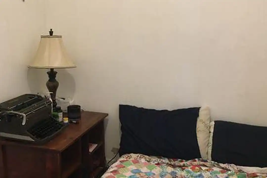 821 N Hermitage Ave - More