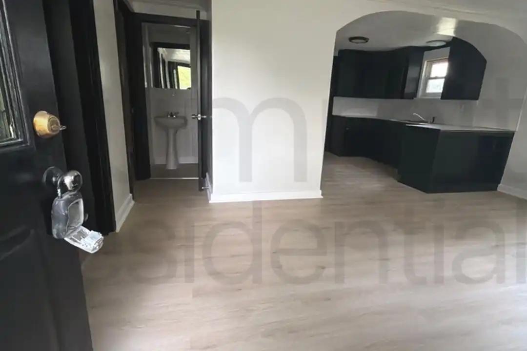 32 Market St – photo 1 of 4