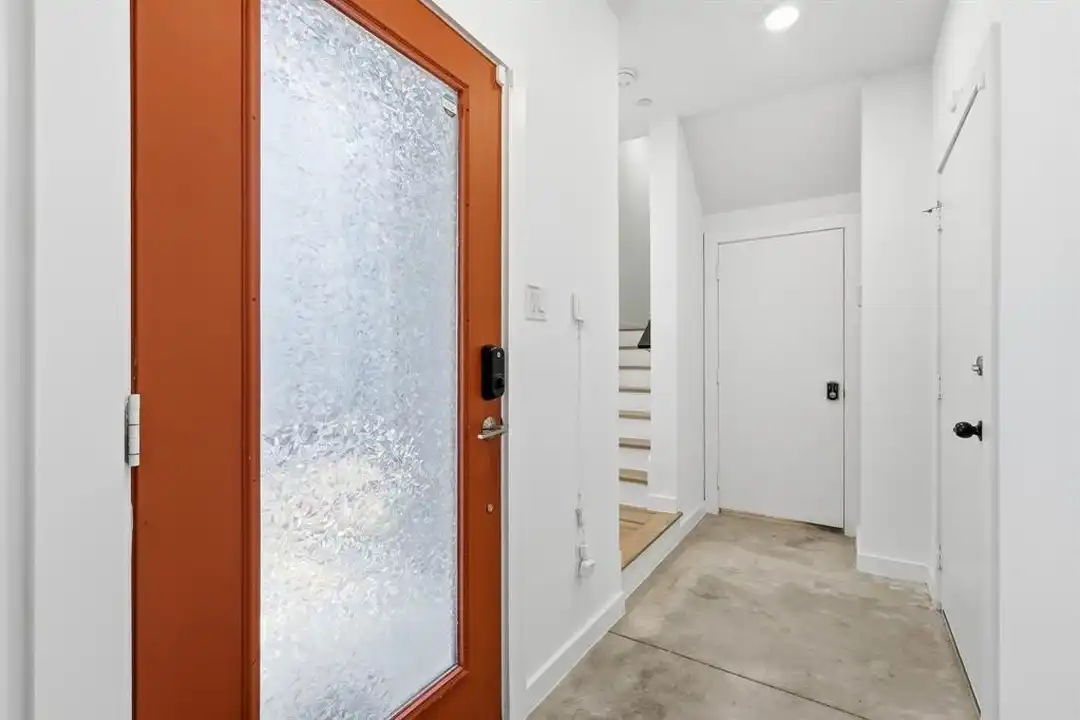 427 W 10th St #502 - More