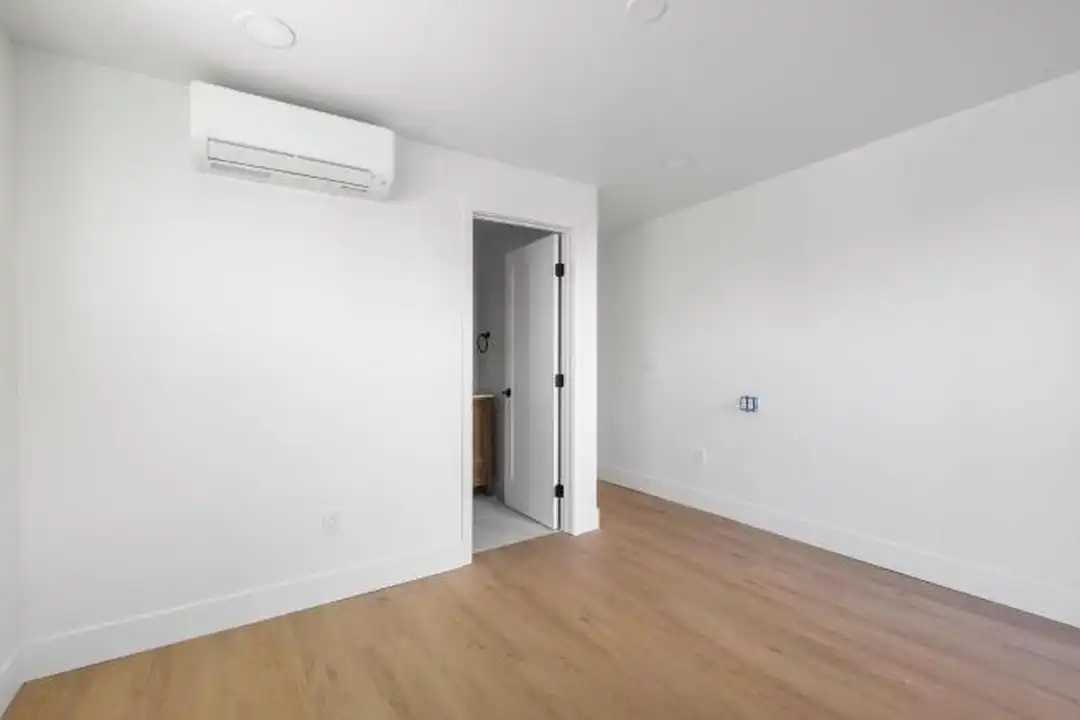 4344 Van Dyke Ave - More