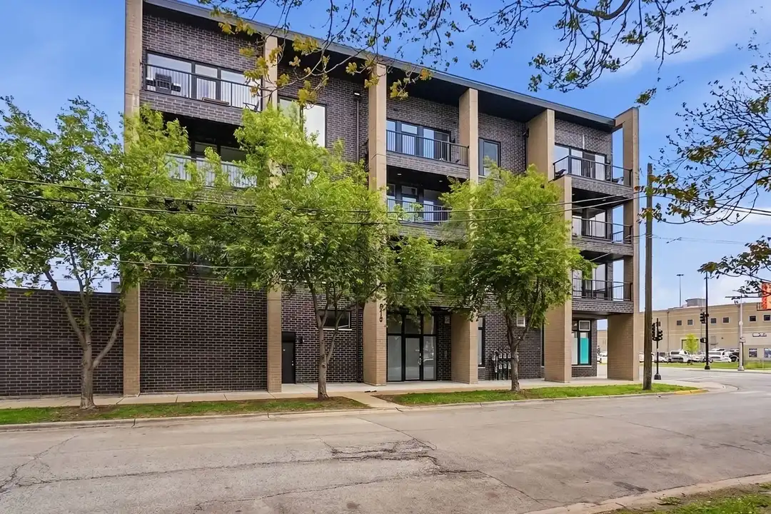 815 N Richmond St unit 301 - View 2