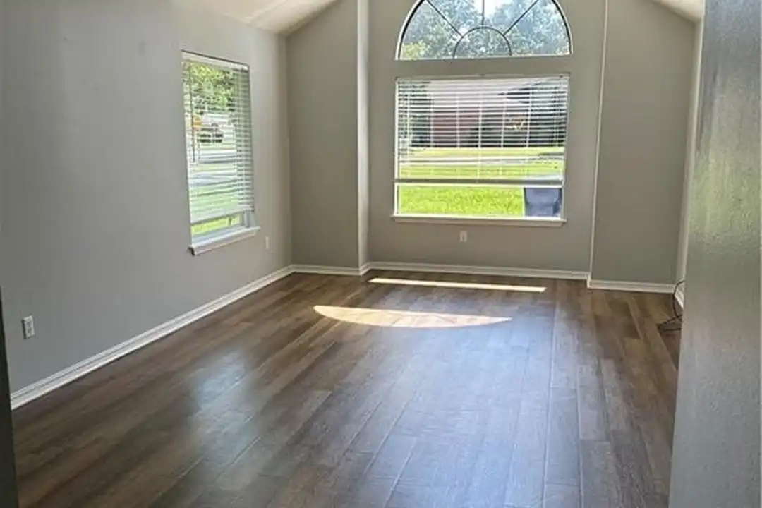 2010 S Elm St - More