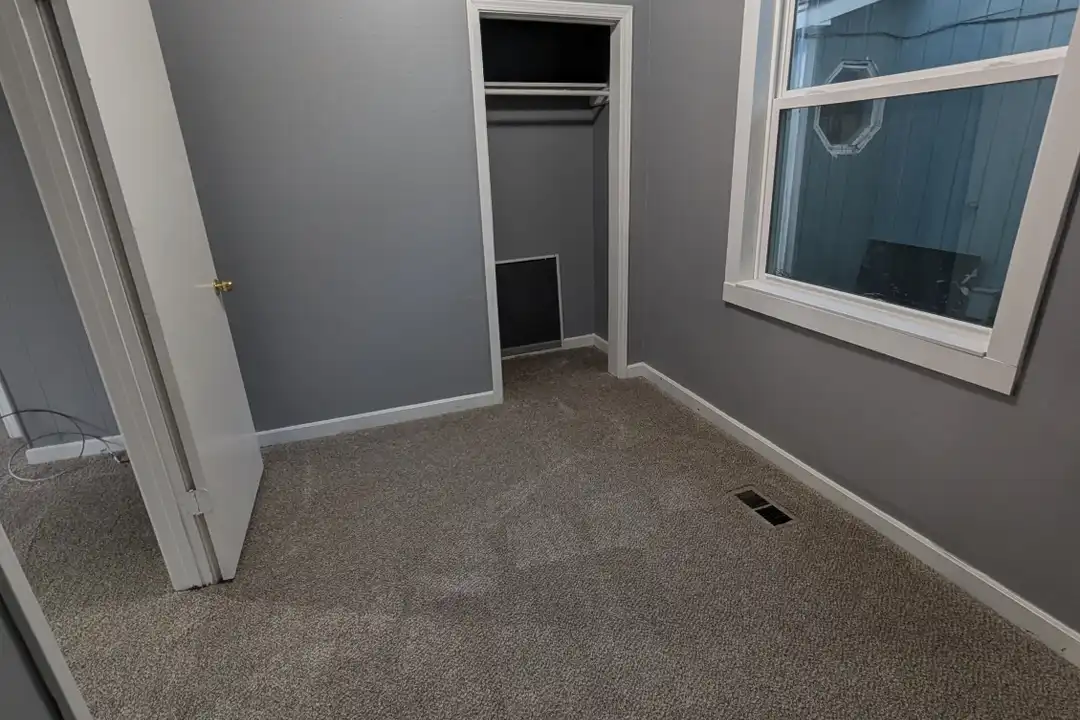 1011 NE Seward Ave - View 4
