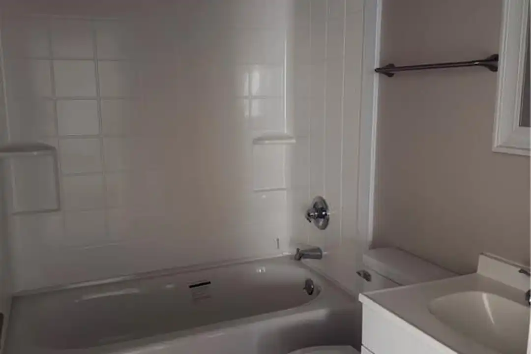 307 Hawthorne Rd - More