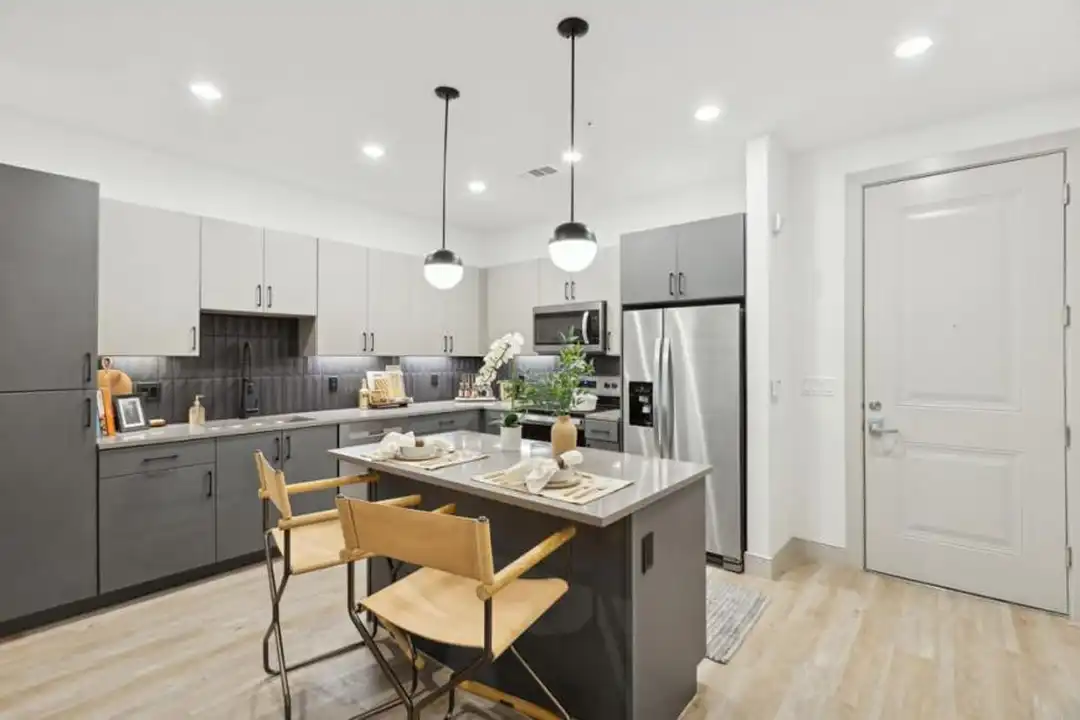 9101 1/2 Metric Blvd - View 4
