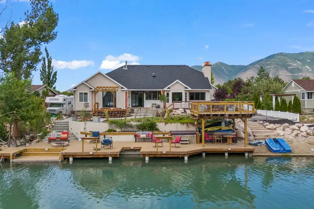 18 Lakeview Dr – photo 1 of 13