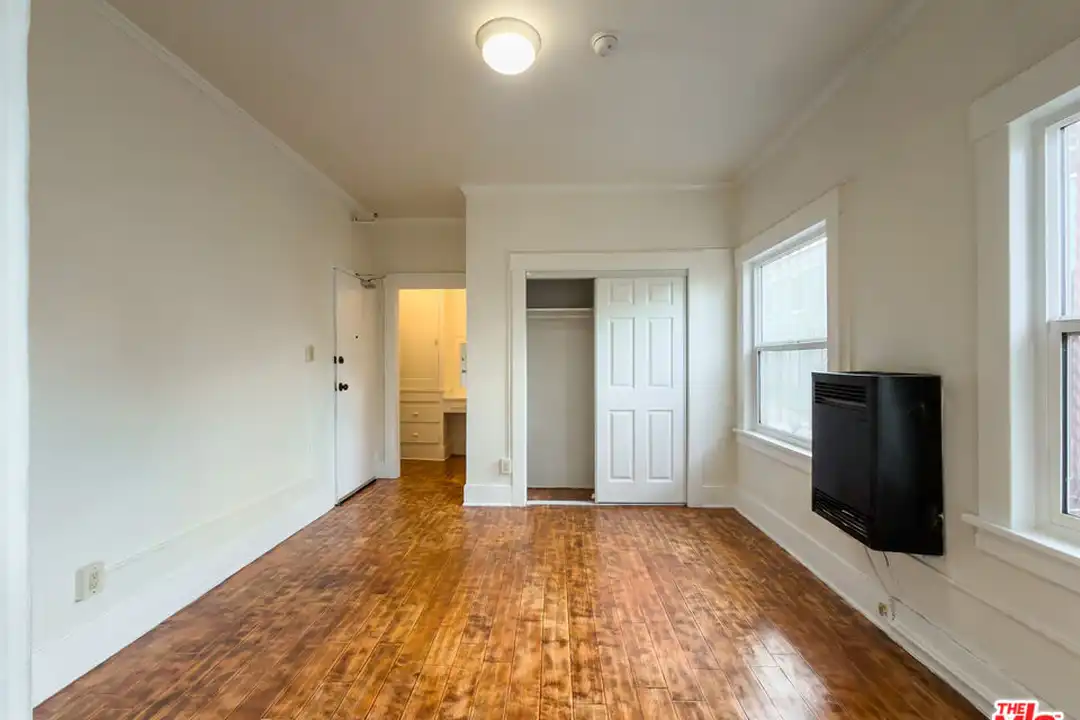 Apartment in Los Angeles - View 5