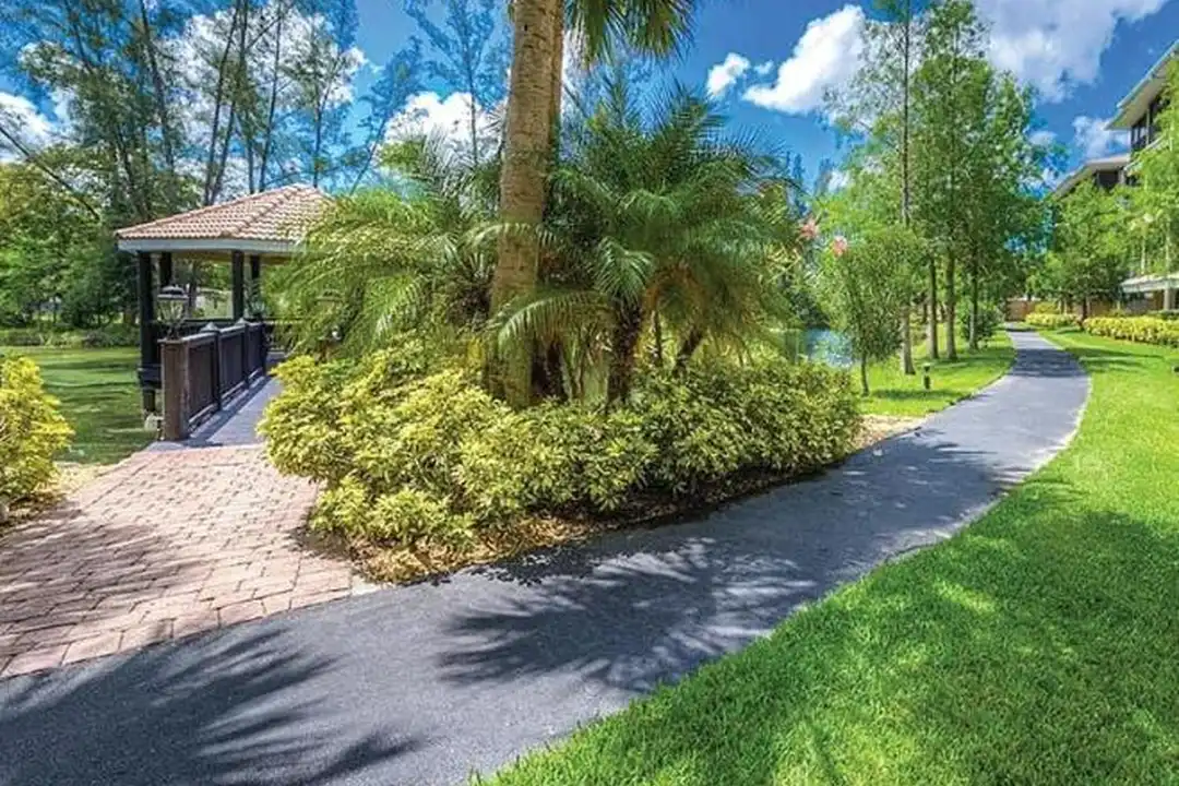 10081 Lake Cove Dr - View 3