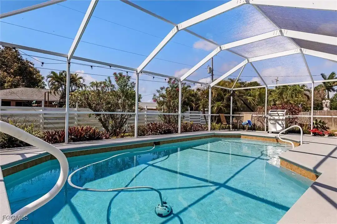 310 SE 47th St - View 2