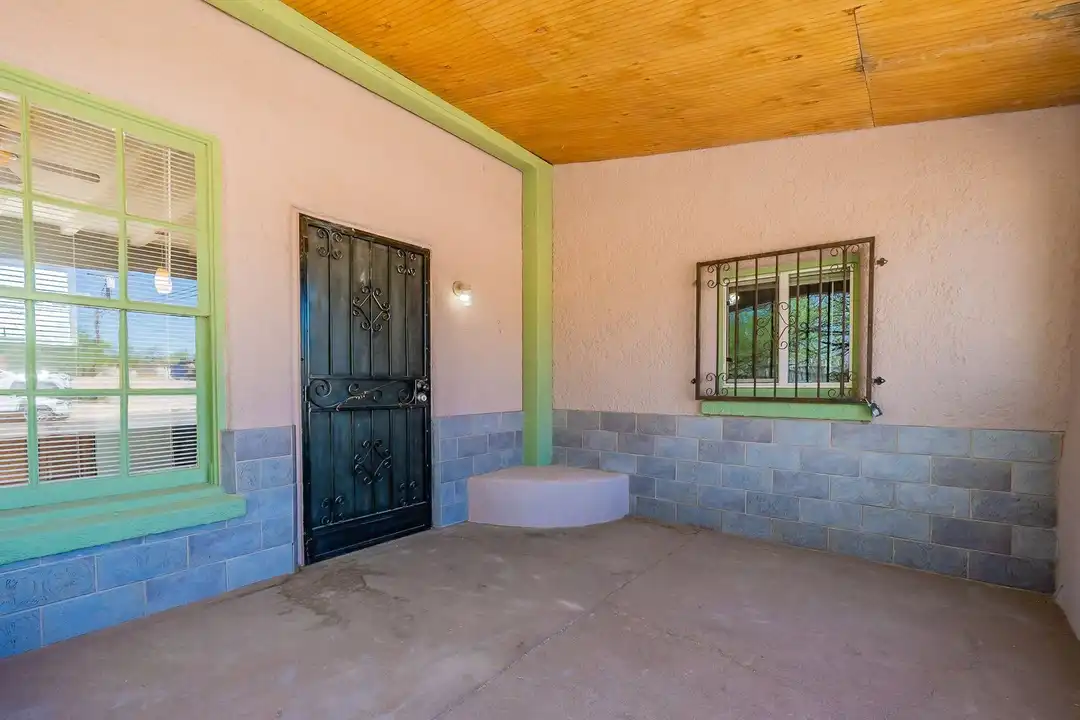 1926 N Fremont Ave - More