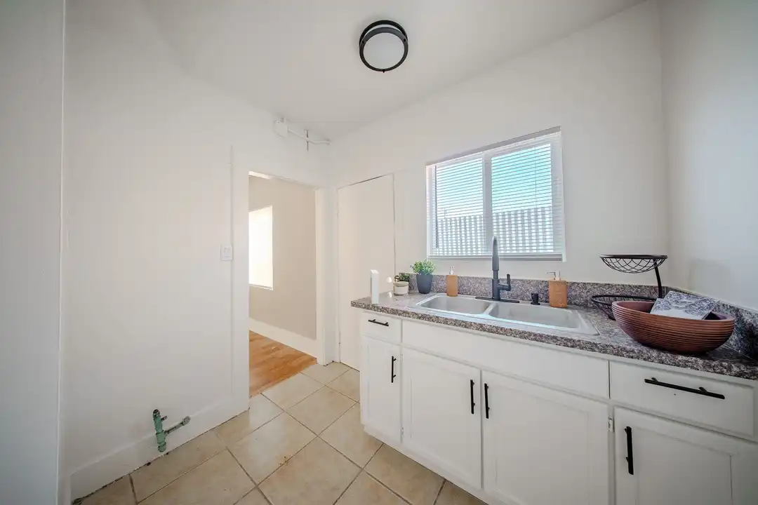 Apartment in Long Beach - View 5