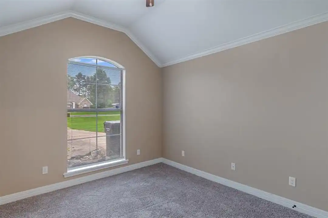 133 Lone Oak Dr - More