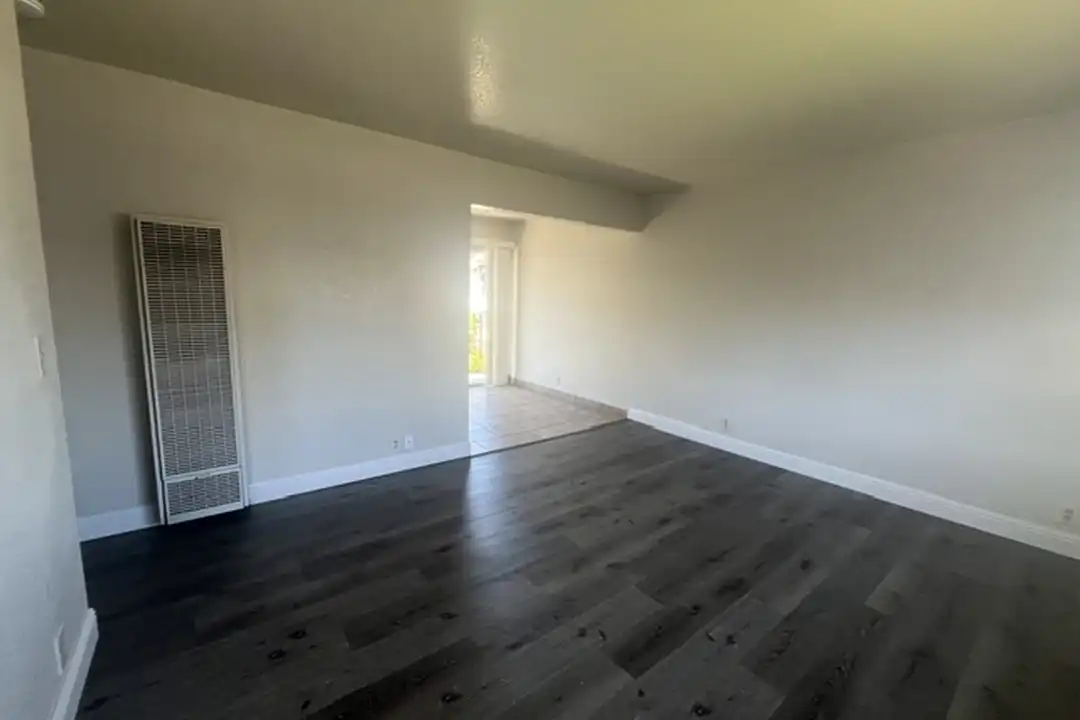 556 N Lincoln Ave unit 32 – photo 1 of 9