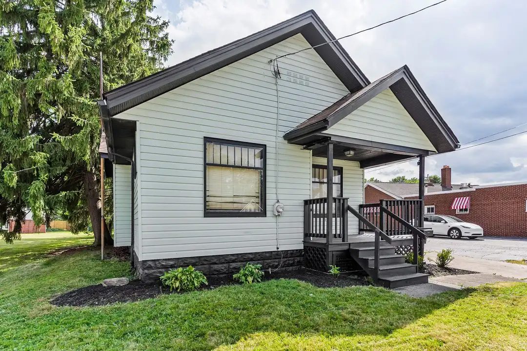 2232 Youngstown Rd SE – photo 1
