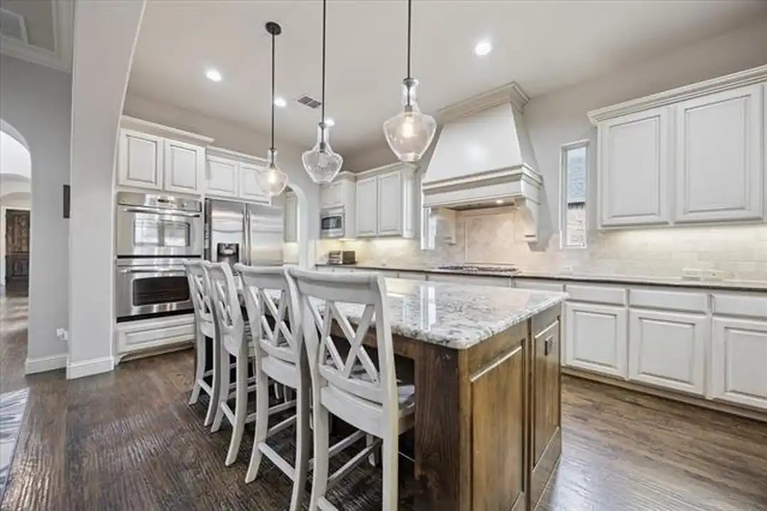 580 Butchart Dr - More